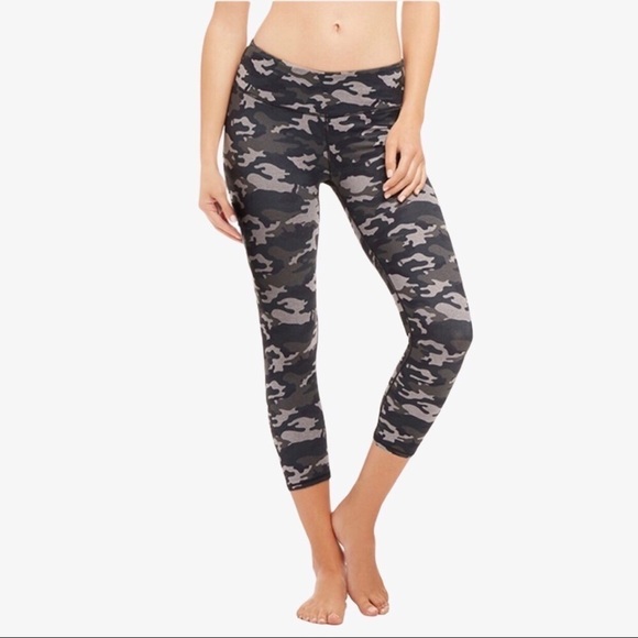 Fabletics Lima Capri Cropped Leggings Green Camo Size Small Activewear Mid Rise - Picture 2 of 7